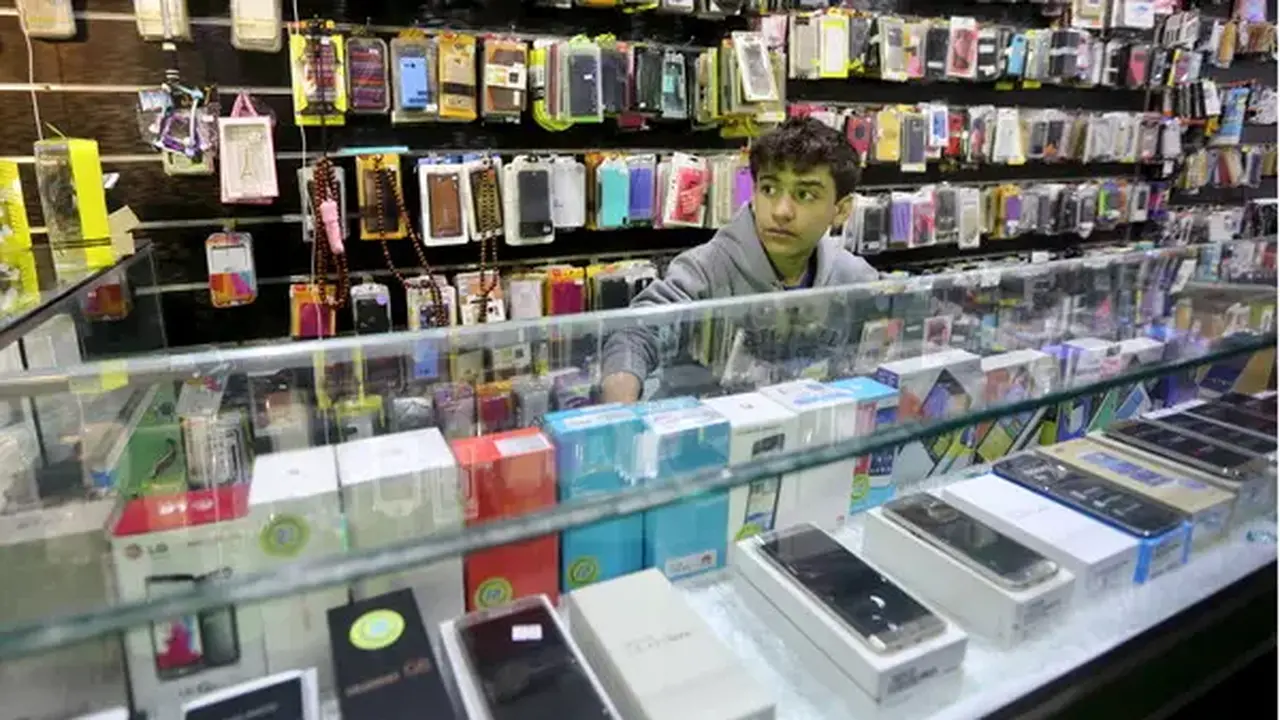 أزمة الهواتف بمصر.. مطالب برلمانية بتشكيل لجان رقابية لضبط الأسعار المتصاعدة